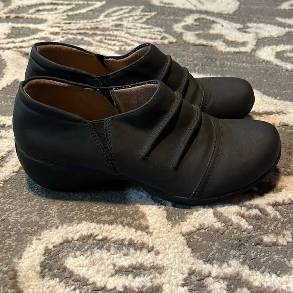 Naturalizer black slip on. Very comfy Like new. - Picture 1 of 5